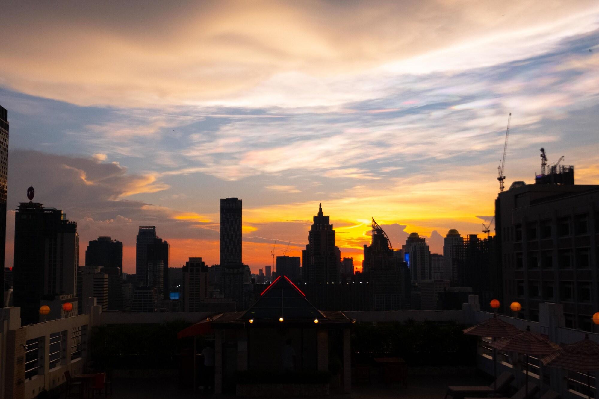 Zenith Sukhumvit Hotel Банкок Екстериор снимка