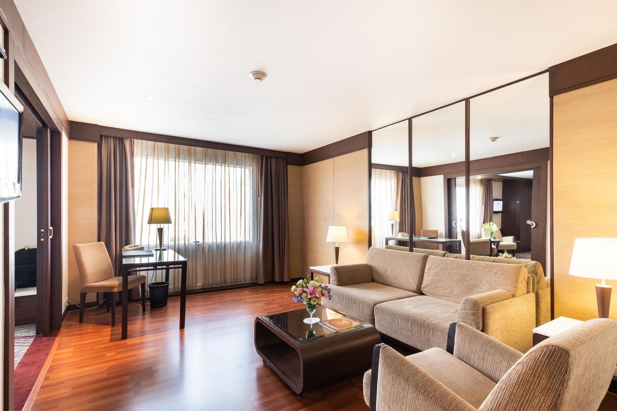 Zenith Sukhumvit Hotel Банкок Екстериор снимка