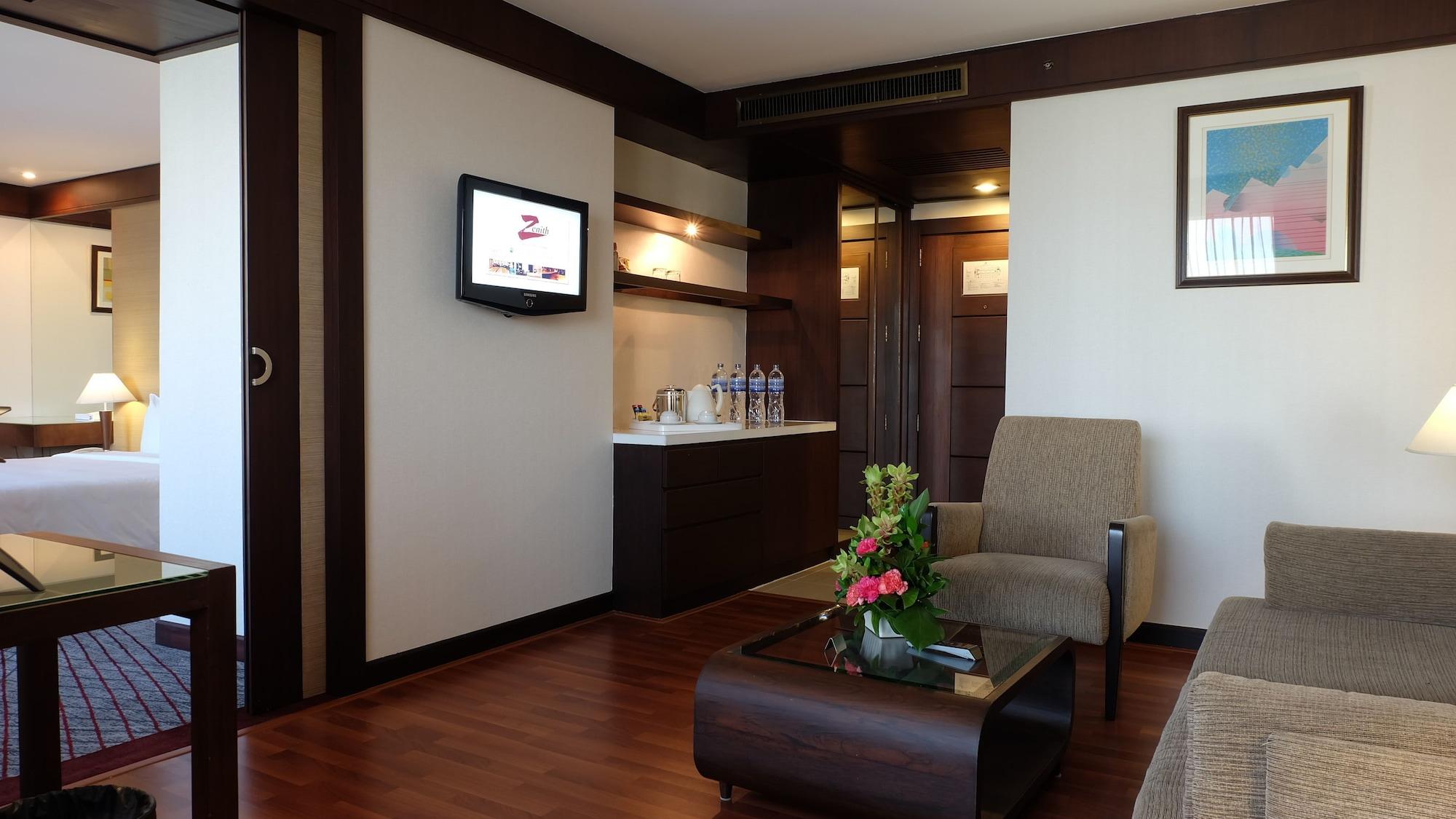 Zenith Sukhumvit Hotel Банкок Екстериор снимка