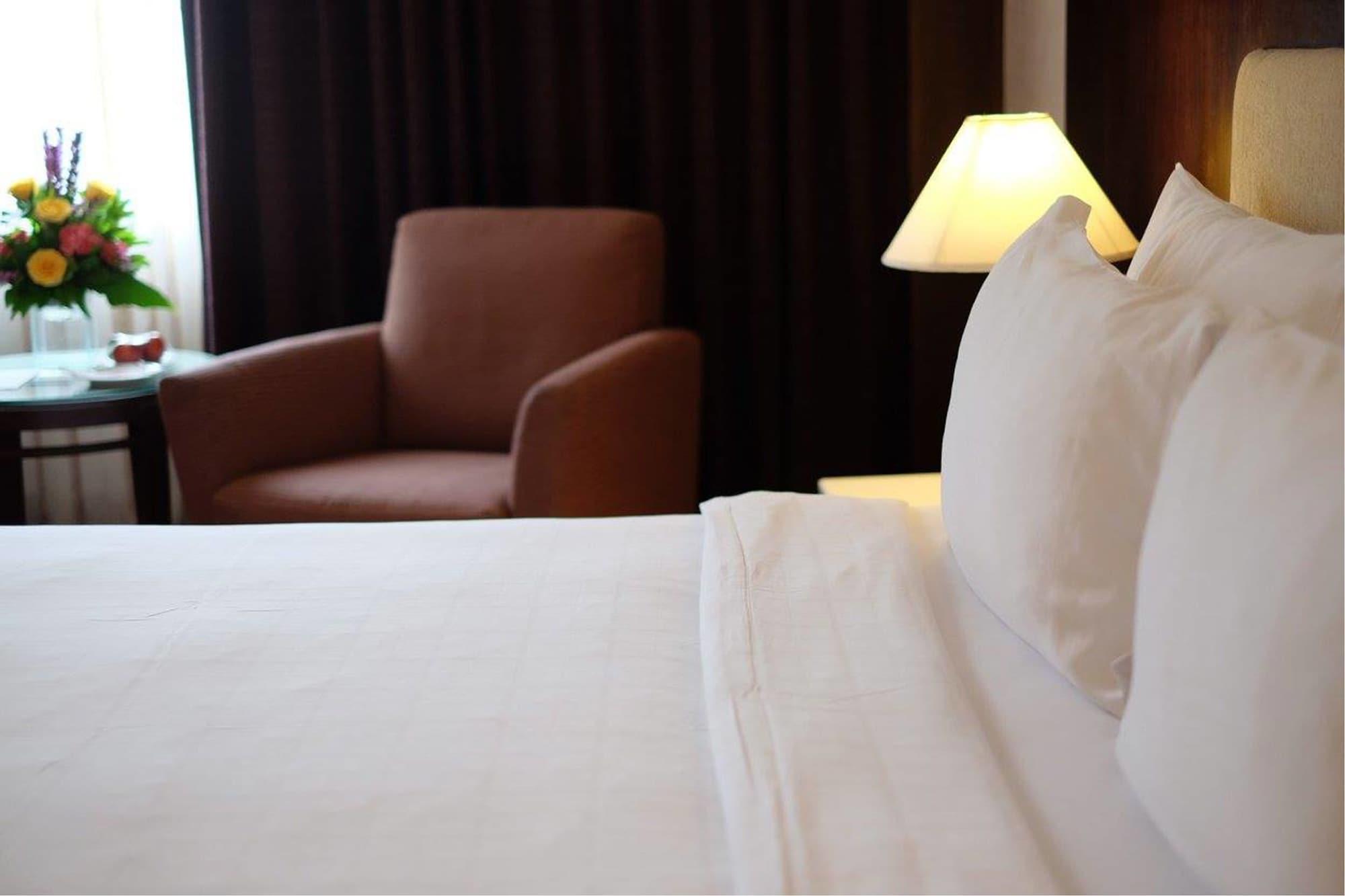 Zenith Sukhumvit Hotel Банкок Екстериор снимка
